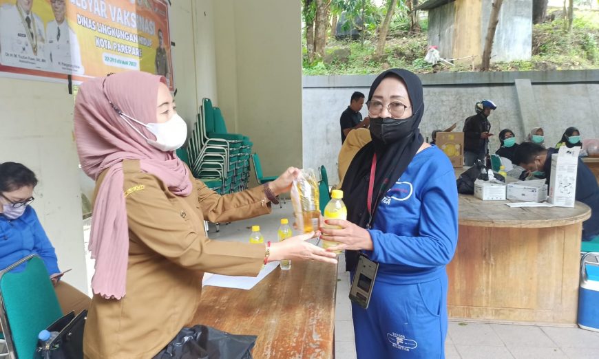 Kreatif, DLH Parepare Ajak Masyarakat Vaksin Berhadiah Minyak Goreng